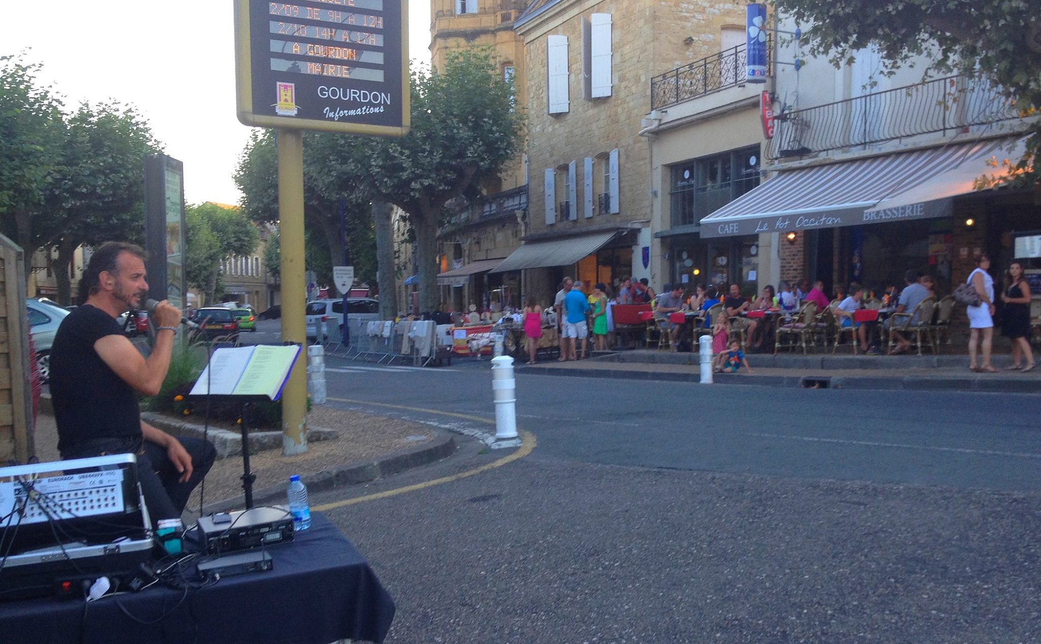 Bebeek entrain de chanter dans la rue