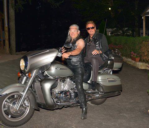 Bebeek sur scène et José sur une moto