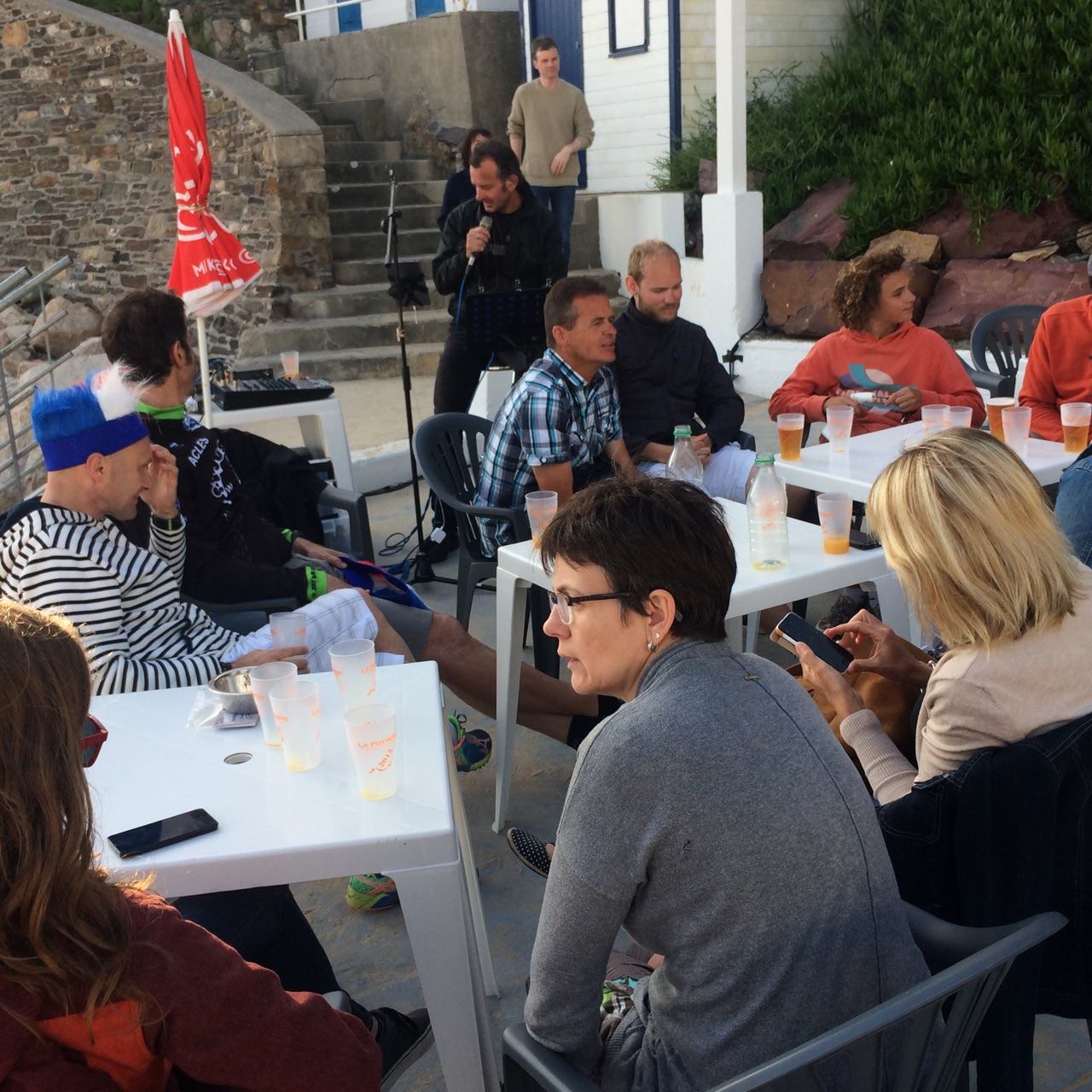 Bebeek sur scène devant la terrasse